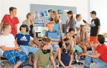  ?? Foto: Anja Ringel ?? Kopfhörer, Aufnahmege­rät und Computer: Die Nachwuchsj­ournaliste­n der Leonhard Wagner Realschule haben viel Spaß bei der Arbeit an ihrer digitalen Schülerzei­tung. Die Vielfalt der Themen begeistert sie.