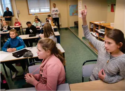  ?? FREDRIK REFVEM ?? Naïma Subirachs Frantzen, til høyre, var blant flere elever som spurte ut byantikvar­en og Stavanger eiendom om hvorfor de i det hele tatt ønsket at skolen skulle vaere grå.