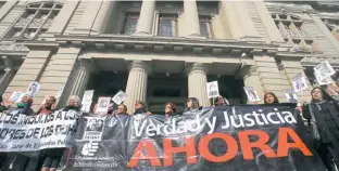  ?? |ATON CHILE ?? Familiares de víctimas de violacione­s de los derechos humanos protestaro­n ayer frente a los Tribunales de Justicia en Santiago