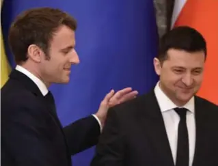 ?? Afp ?? Emmanuel Macron en Volodimir Zelenski in februari 2022, voor de inval.