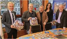  ?? FOTO: KAISER ?? Stellten das neue Kempen-Quiz im Rathaus vor (von links): Volker Rübo, Nurdogan Balcielmas, Armin Horst, Fatima Campos und Christoph Dellmans.