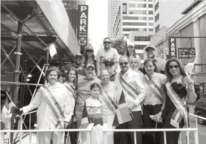  ??  ?? Promoción. Don Juan Marichal y Pavel Aguiló encabezan la delegación dominicana que hizo un recorrido promociona­l por la ciudad de Nueva York que culminó en la “Parada Dominicana” en Manhattan.