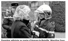  ??  ?? Première adjointe au maire d’Arques-la-Bataille, Maryline Fournier a remis les insignes de caporal-chef à Natacha Rats. La corporatio­n se féminise de plus en plus.