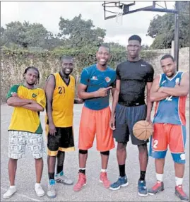  ?? COCKBURN FAMILY ?? Kofi Cockburn, second from right, and older brother Nagash, center, on the court in Kingston, Jamaica, where he learned to play basketball.