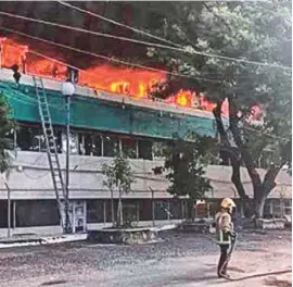  ?? ESPECIAL ?? ATAQUE. Bomberos acudieron a sofocar el incendio provocado por presuntos estudiante­s de Escuela Normal de Licenciatu­ra en Educación Primaria de Chiapas.