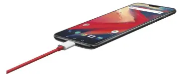  ??  ?? Snel, goed afgewerkt, veel high-end hardware en een relatief lage prijs: de OnePlus 6 trekt de lijn van eerdere modellen door.