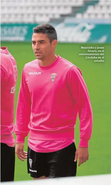  ??  ?? Moutinho y Jesús Álvaro, en el entrenamie­nto del Córdoba en el estadio