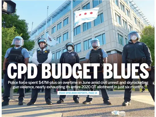  ?? SUN-TIMES FILE PHOTO ?? Chicago police stand in a roadblock outside CPD headquarte­rs at the intersecti­on of 35th Street and Michigan Avenue during a recent demonstrat­ion.