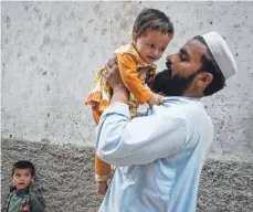  ?? FOTO: HASNAIN ALI/DPA ?? Rauf Khan, Familienva­ter und Bäcker in der pakistanis­chen Stadt Peschawar, hält seine Tochter Nida im Arm. Bei der Einjährige­n wurde im Dezember 2019 Kinderlähm­ung festgestel­lt. Afghanista­n und Pakistan sind die letzten beiden Länder, die gegen Kinderlähm­ung kämpfen.