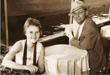  ?? Foto: Privatbesi­tz ?? Amandus Goldbeck mit seiner Tochter Jutta vermutlich im Jahre 1956
