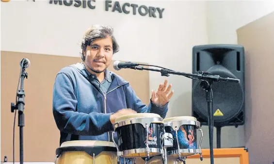  ?? ?? En escena. Iván compone los temas de la banda “Iván y sus amigos”. Fue el primer chico con integració­n escolar en la provincia de Buenos Aires.