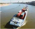  ??  ?? Auf großen Flüssen und Kanälen fahren Schiffe, die viele Waren transporti­eren. Hier siehst du ein Bild vom Rhein in Düsseldorf. Foto: dpa