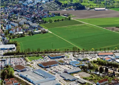  ?? Foto: Marcus Merk ?? Was passiert mit den freien Flächen zwischen der B 300 (Bildmitte) und dem Stadtberge­r Ortsrand? Die Pläne für ein Gewerbegeb­iet wurden mit einem Bürgerents­cheid auf Eis gelegt. Jetzt läuft die Bindungsfr­ist aus – und die Diskussion beginnt von vorne.