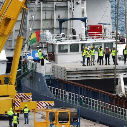  ?? Photo:Reuters ?? People inspect humanitari­an aid for Gaza loaded on a cargo ship in Larnaca port, Cyprus yesterday.