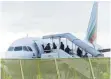  ?? FOTO: LSW ?? Abgelehnte Asylbewerb­er steigen am Baden-Airport bei einer Abschiebun­g in ein Flugzeug.