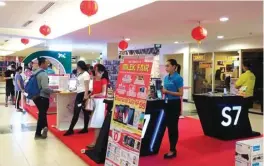  ??  ?? NUANSA KHAS: Warna dominan merah plus iringan lagu-lagu oriental semakin membuat atmosfer Imlek semakin terasa. Kunjungi pameran gadget Apollo di lantai LG untuk mendapatka­n berbagai promo menarik.