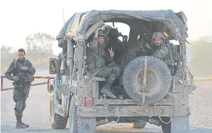  ?? AP ?? Repliegue. Un vehículo militar con soldados israelíes, ayer, durante el retiro del sur del enclave palestino.