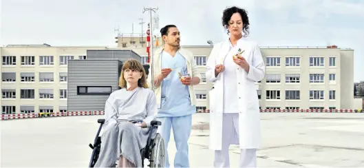  ?? DPA-BILD: Pfeiffer ?? Natalia Wörner (rechts), Ursula Andermatt und Johannes Klaußner in dem Film „Die Welt steht still“, der als einer der ersten die Corona-Pandemie thematisie­rt.