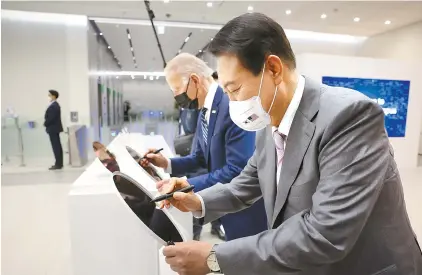  ?? Yonhap ?? President Yoon Suk-yeol and U.S. President Joe Biden visit the Samsung Electronic­s Pyeongtaek campus in Pyeongtaek, Gyeonggi Province, May 20.