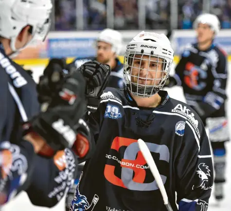  ?? Archivfoto: Thorsten Jordan ?? Da kommt Freude auf: Riverking Dennis Sturm steuerte zum 7:3-Erfolg seiner Mannschaft in Schongau drei Tore bei.