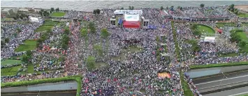  ?? Photo: Xinhua ?? The “Safeguard Hong Kong” massive rally is held in Hong Kong. Over 300,000 people attended the massive rally on Saturday to support the rule of law while opposing the use of violence.