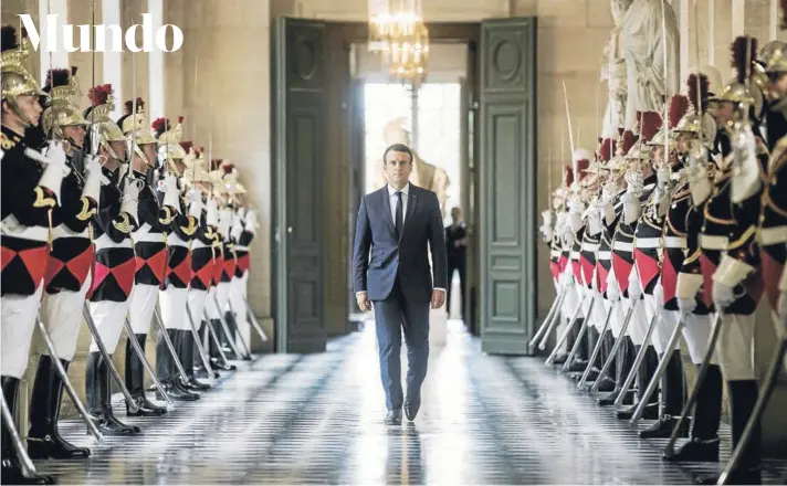  ?? FOTO: REUTERS ?? ►► Emmanuel Macron camina ayer a través de la Galería de los Bustos al ingresar en el Palacio de Versalles, para su discurso ante los parlamenta­rios.