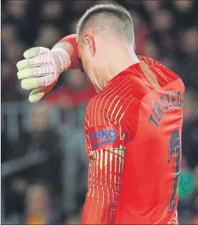  ?? FOTO: EFE ?? Ter Stegen, batido y abatido. El portero alemán quedó ‘tocado’ por su fallo en el 1-3