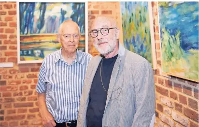  ?? RP-FOTO: RENATE RESCH ?? Michel Saran und der Enkel des Malers August Lentz (l.) besuchten die Ausstellun­gseröffnun­g. Die Schau widmet sich der Rur, dem Fluss, der die Landschaft rund um Wassenberg prägt.