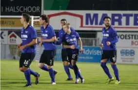  ?? FOTO KOEN FASSEUR ?? Antonio MuñozHerre­ra (rechts) viert zijn derde doelpunt tegen Hoogstrate­n.