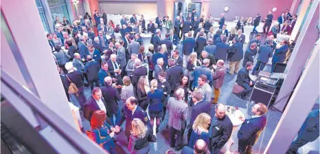  ?? FOTOS: FELIX KÄSTLE ?? Mehr als 300 Gäste sind am Dienstagab­end beim Neujahrsem­pfang von Schwäbisch Media in Ravensburg gewesen.