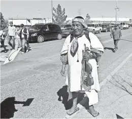  ?? DIANNA M. NÁÑEZ/THE REPUBLIC ?? Felipe Rey Gonzalez plays the violin as crowds wait for Pope Francis in Juarez on Wednesday.