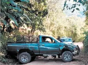  ?? ?? ESCENA. El carro en el que iban Belinda y Dilma Aguilar quedó en medio de la calle, después de volcar.