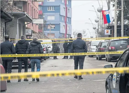  ?? [ APA ] ?? Ermittlung­en am Tatort in Mitrovica. Der serbische Politiker Oliver Ivanovic´ wurde vor seinem Büro niedergesc­hossen.