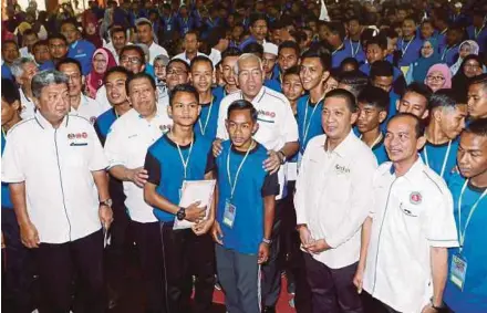  ?? PIC BY AMRAN HAMID ?? Education Minister Datuk Seri Mahdzir Khalid (centre) at the launch of Shields at Kolej Mara Kuala Nerang yesterday. With him is Datuk Dr Abd Halim Mohd Hussin (second from left) and Mara students.