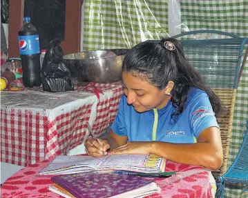  ??  ?? 2 2 Dificultad. Para resolver las guías de clases que sus maestros le envían al celular, va al cementerio municipal para conectar el aparato.