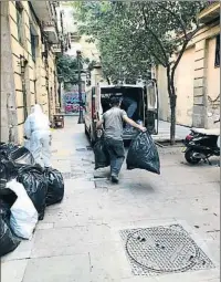  ?? . ?? Los obreros se llevaron una veintena de bolsas