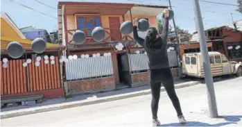  ??  ?? ► Vecinos de la víctima protestand­o por la balacera.