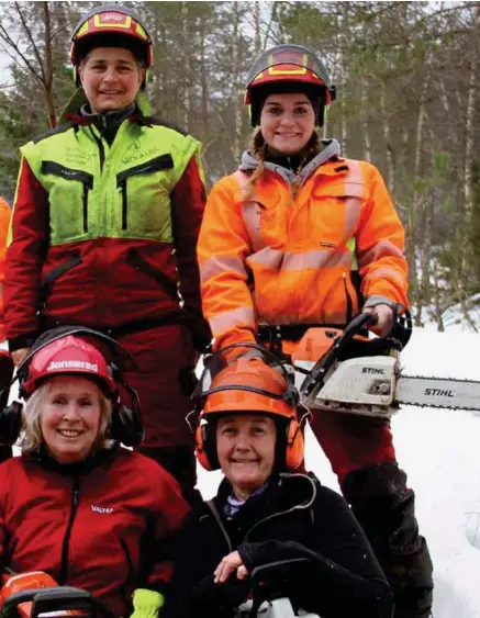  ?? FOTO: ØYSTEIN MOI ?? Fem spreke kvinnfolk er i ferd med å avslutte eit tre dagars kurs i stell og bruk av motorsag hos Jannicke. Hogsttekni­kk, kvisting, filing av sagkjede, tryggleik på arbeidspla­ssen – og arbeidsgle­de på blå resept. Framme f.v.: Anna Karoline Stallemo, Reidun Svaland, Inger Liv R. Thoresen. Bak f.v.: Marit Robstad Wehus, Jannicke Modell Røhmen, Renate Birkeland.