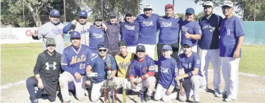  ??  ?? CAMPEONES. Deportivo Layo sufrió más de lo pensado, pero se queda con el cetro en la Liga de Beisbol de Novatos.