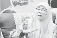  ?? — Gambar Bernama ?? HUKUMAN LAIN: Wan Azizah ketika sidang media pada Majlis Perasmian Mesyuarat Agung Tahunan Awqaf Holdings Berhad Kali Ke-5 dan Majlis Pelancaran EduWAQF di Pusat Konvensyen Bangi, semalam.