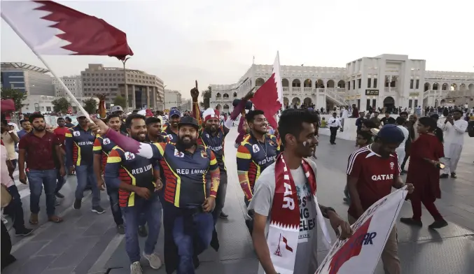  ?? Takuya Matsumoto, Ken Satomi and Keita Iijima / Yomiuri Shimbun photos ?? Qatari supporters march in Doha on Nov. 18.