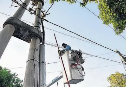  ?? (MARTÍN BAEZ) ?? De guardia. Unas 20 cuadrillas de Epec trabajaron a destajo ayer en distintos barrios de la ciudad.