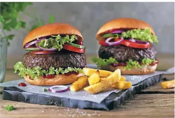  ?? FOTO: LIDL/LIDL/OBS ?? Die veganen Burger von Beyond Meat (unser Foto) sind nur schwer von der Fleisch-Variante zu unterschei­den. Die Discounter Lidl und Aldi wollen dem US-Produkt mit einer eigenen fleischlos­en Version Konkurrenz machen.