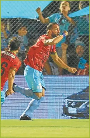  ?? FOTOBAIRES ?? FIESTA COMPLETA. El uruguayo Guevgeoziá­n festeja uno de sus dos goles.