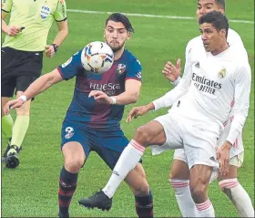  ?? FOTO: EFE ?? Varane salvó al Madrid ante un corajudo Huesca en El Alcoraz
