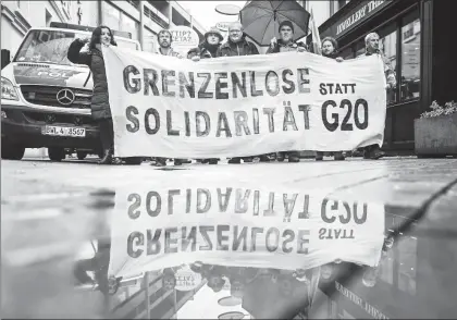  ??  ?? “Solidarida­d sin fronteras en lugar del G-20”, se proclama en una manta durante una protesta en contra de la reunión ministeria­l del grupo en la ciudad alemana de Baden-Baden ■ Foto Afp