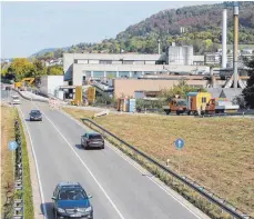  ?? FOTO: THOMAS SIEDLER ?? Auf der B19 zwischen Ober- und Unterkoche­n wurde der Verdächtig­e in einen Unfall verwickelt und konnte von der Polizei festgenomm­en werden.