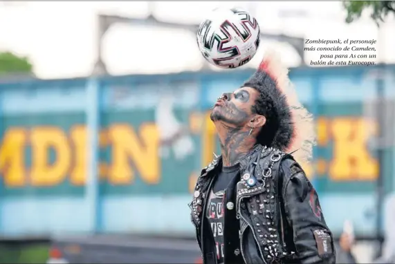  ??  ?? Zombiepunk, el personaje más conocido de Camden, posa para As con un balón de esta Eurocopa.