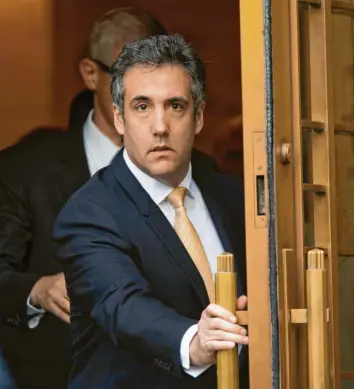  ?? Foto: Mary Altaffer, dpa-Archiv ?? Michael Cohen, Ex-Anwalt des heutigen US-Präsidente­n Trump, verlässt das Bundesgeri­cht: Jetzt gestand er, Falschauss­agen gemacht zu haben, um auf Linie und loyal zu Trump zu bleiben.