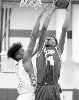  ?? CHARLES KING/STAFF PHOTOGRAPH­ER ?? Orlando Christian Prep sophomore Christophe­r Walker, right, and Edgewater junior Robert Allen, left, are leading big men who hope to help their teams through district-tournament play this week.